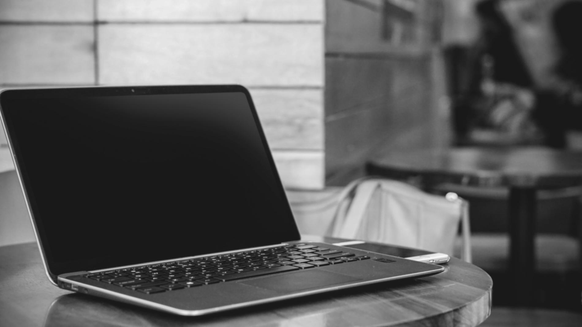Espace de formation moderne avec calculatrices et documents financiers